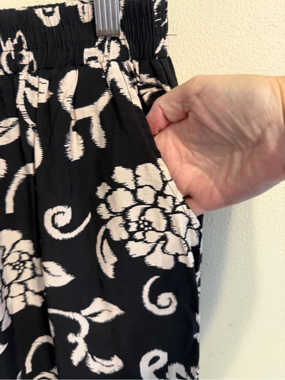 Black Ivory Floral Wide Leg Palazzo Pants Large Elastic Waist Pockets - Picture 6 of 7
